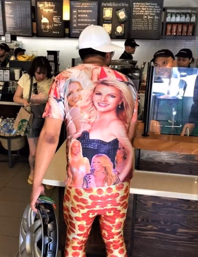 Người đàn ông mặc thời trang kỳ lạ vẫn tự tin dạo phố.