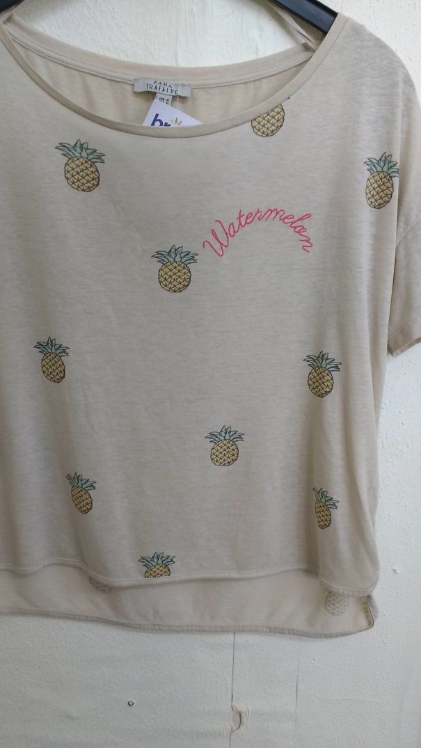 Chiếc áo in hình quả dứa nhưng lại thêu chữ quả dưa hấu.