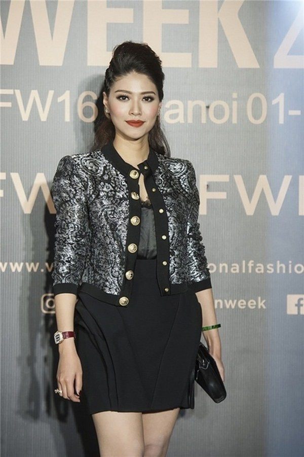 BTV Ngọc Trinh thường ưu tiên lựa chọn những bộ trang phục, phụ kiện sang trọng, thanh lịch đến từ các thương hiệu danh tiếng như Fendi, Balmain, Hermes…