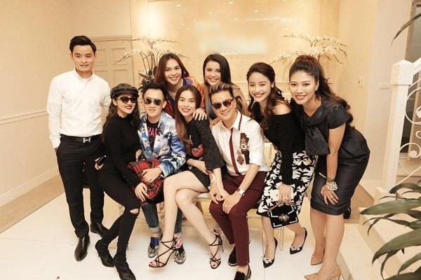 BTV 8X là người có mối quan hệ thân thiết với nhiều sao Việt quyền lực như Hồ Ngọc Hà, Mr Đàm, Lý Quí Khánh...