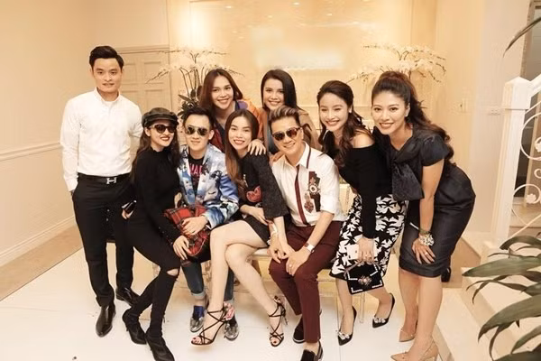 BTV 8X là người có mối quan hệ thân thiết với nhiều sao Việt quyền lực như Hồ Ngọc Hà, Mr Đàm, Lý Quí Khánh...