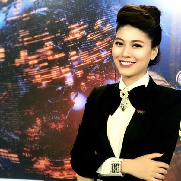 BTV Ngọc Trinh gây ấn tượng với phong cách thời trang sành điệu và những món đồ hàng hiệu trị giá hàng tỷ đồng.