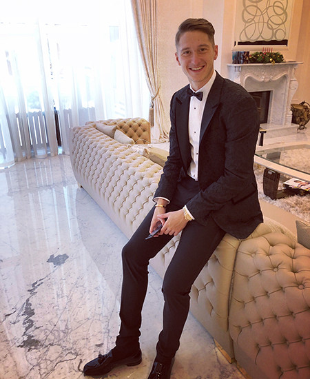 Alexey trông lịch lãm khi mặc đồ vest.