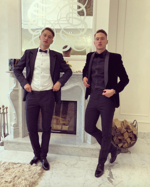 Cả hai anh em ăn mặc phong cách chẳng kém các siêu mẫu nam.