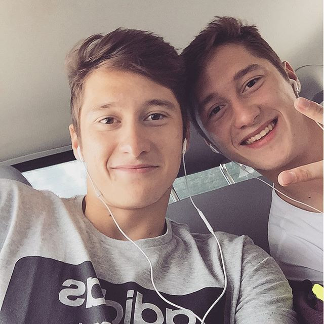 Tuy nhiên, hai cầu thủ trẻ cũng ăn mặc khá giản dị trong ngày thường.