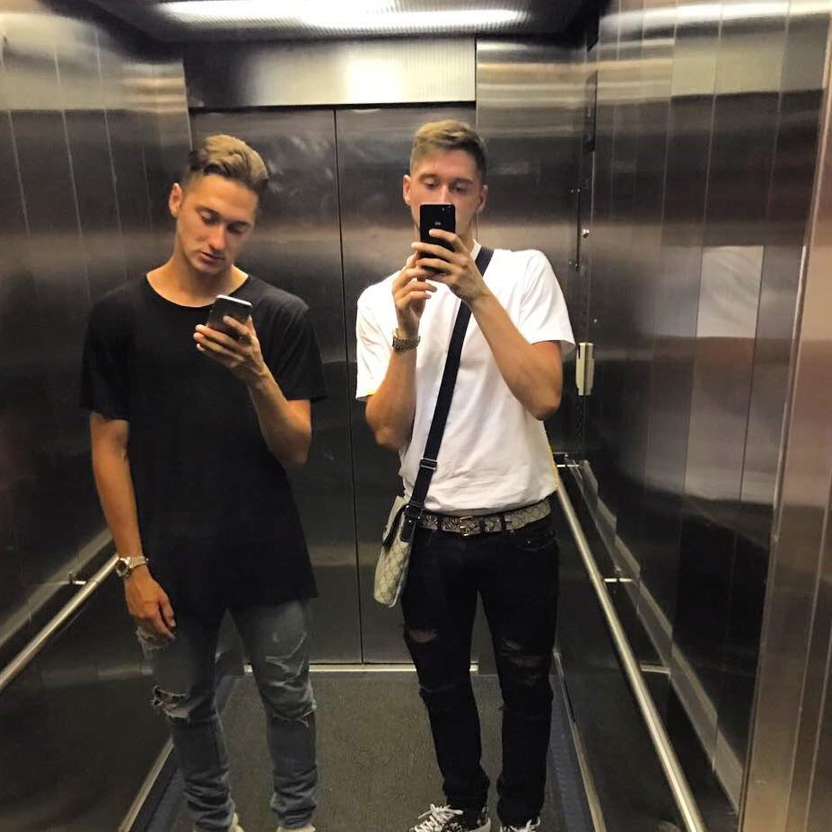 Phong cách trẻ trung của hai anh em song sinh khi phối quần jean rách gối với áo phông.