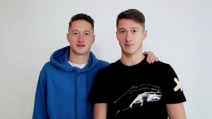 Thời trang giản dị của hai anh em cầu thủ.