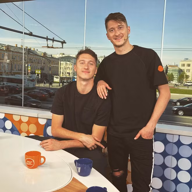 Alexey và Anton rất thân thiết cả trên sân bóng và ở ngoài đời, họ thường xuyên mặc trang phục giống nhau.