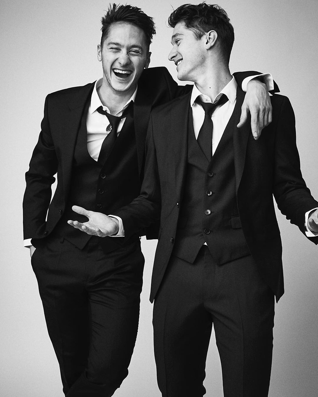 Anton Miranchuk (trái) cao 1,82 m, có ít kinh nghiệm thi đấu hơn anh trai Alexey. Sau những lúc mặc quần đùi áo phông thi đấu trên sân cỏ, họ cũng có những lúc diện vest lịch lãm.