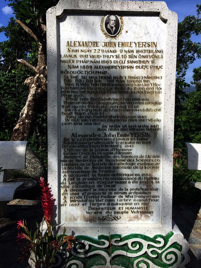 Bia ghi tiểu sử và sự nghiệp của ông bằng song ngữ.