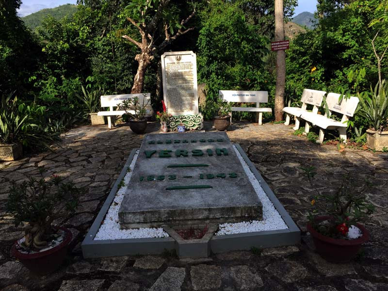Ngôi mộ bác sĩ Yersin.