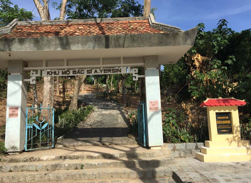 Khu mộ bác sĩ Yersin.