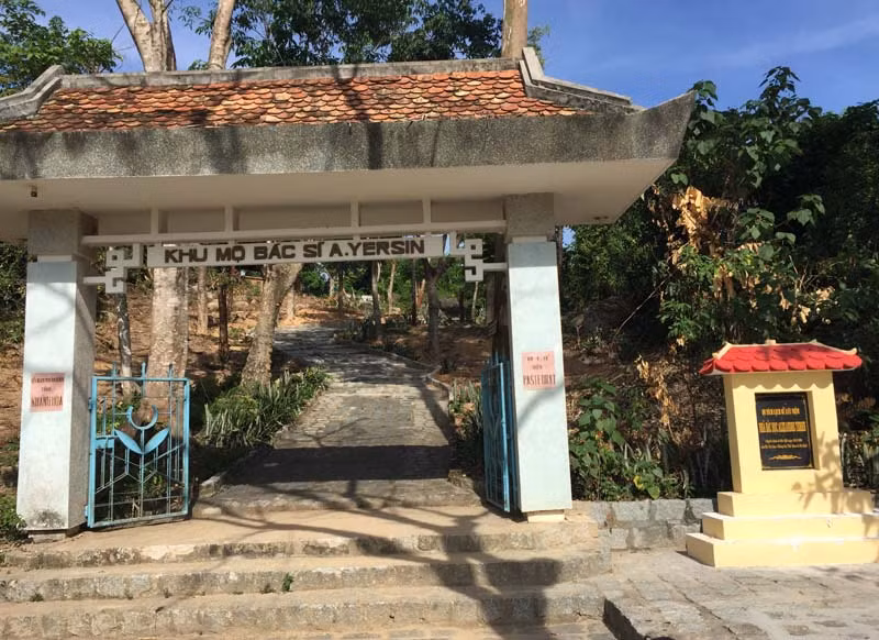 Khu mộ bác sĩ Yersin.