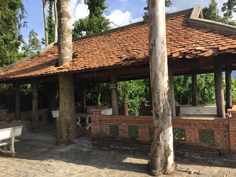 Nhà khách đã bị hư hại nhiều.