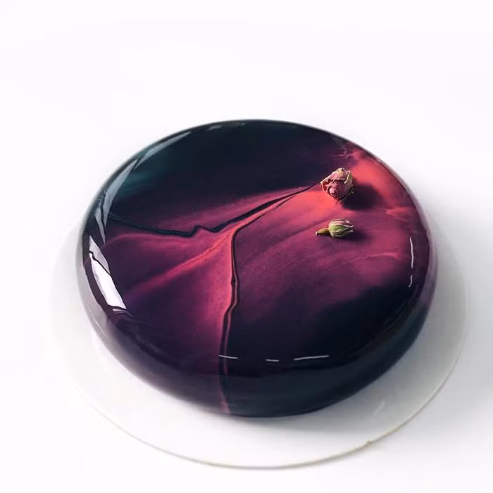 Bánh có bề ngoài bóng loáng như chiếc gương phản chiếu mọi vật, có thể đơn sắc hay được sáng tạo với các đường vân nghệ thuật.