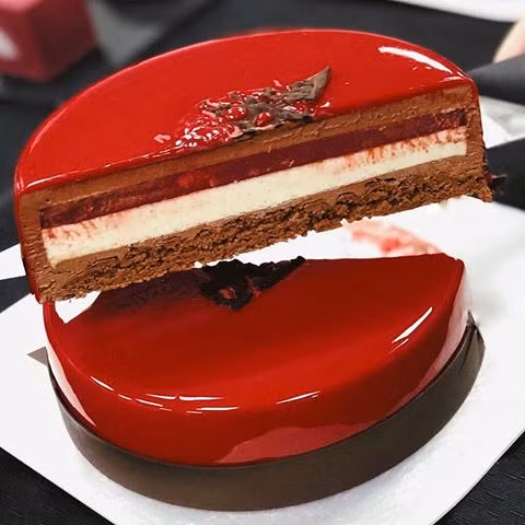 Bên cạnh đó, nữ đầu bếp này còn có một trang web chuyên mở các lớp học về nghệ thuật làm bánh ấy để hướng dẫn mọi người người trên khắp thế giới.