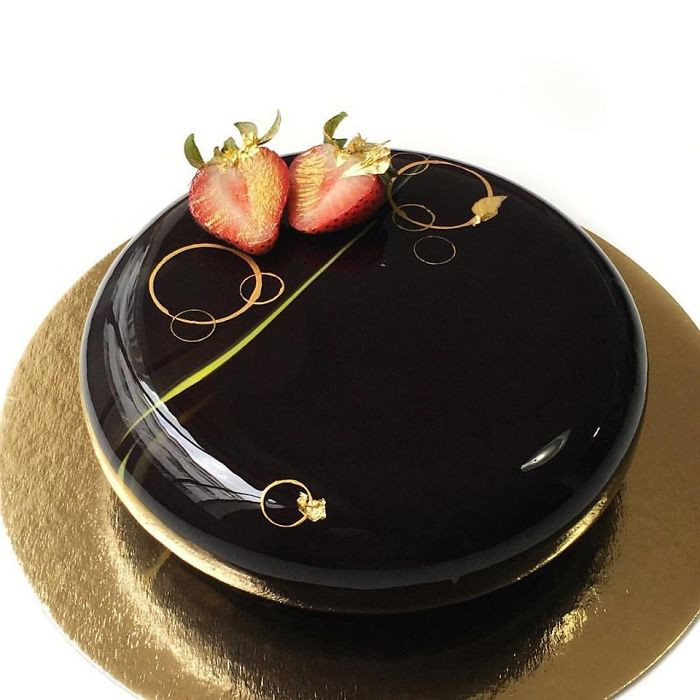 Chiếc bánh màu đen toát lên vẻ sang chảnh.