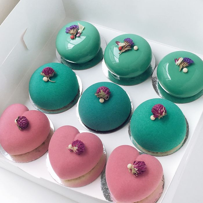 Đầu bếp Ksenia Penkina Patissier rất được yêu thích trên mạng xã hội bởi những chiếc bánh kem tráng gương đẹp mắt của cô.