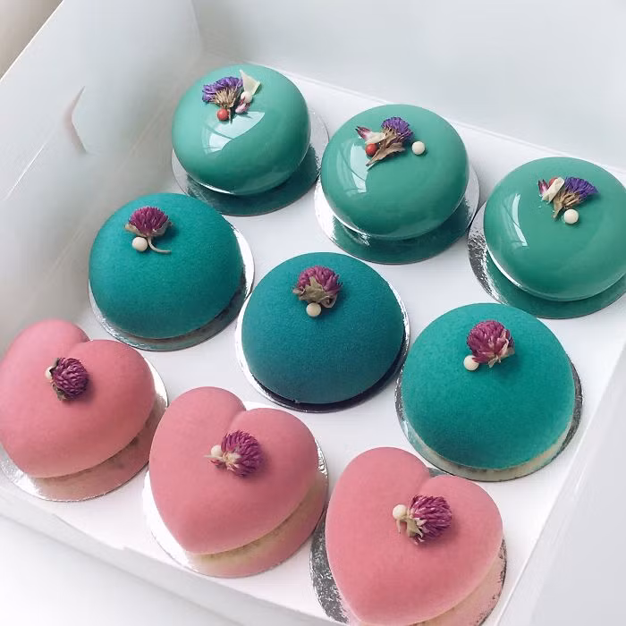 Đầu bếp Ksenia Penkina Patissier rất được yêu thích trên mạng xã hội bởi những chiếc bánh kem tráng gương đẹp mắt của cô.