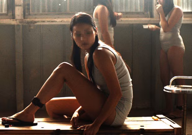 Vao tu de tranh bi bat coc lam... gai ban dam