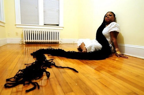 Asha Mandela sở hữu mái tóc dài 16,7 m, nặng 19 kg.