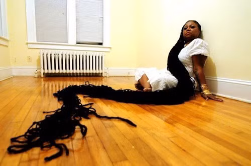 Asha Mandela sở hữu mái tóc dài 16,7 m, nặng 19 kg.