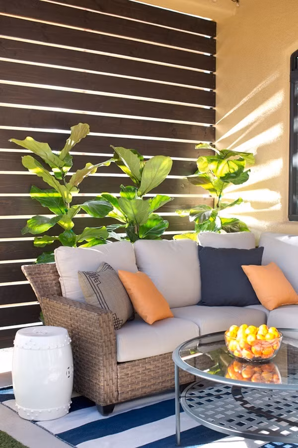 Góc sân hay hiên nhà đẹp dịu dàng với những cây bàng trồng trong chậu. Khoảng gối tựa vào mảng xanh phía sau là cách để không gian sân vườn đẹp như mơ và dịu mát trong những ngày hè.