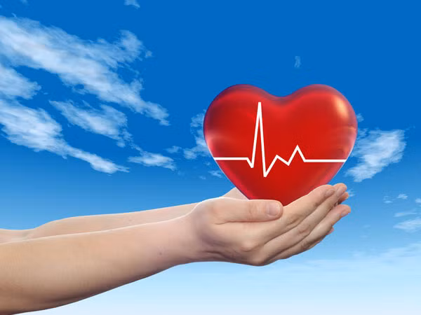 Dầu dừa có nhiều chất béo bão hòa tự nhiên. Nó làm tăng cholesterol tốt trong cơ thể và cũng giúp chuyển cholesterol xấu thành cholesterol tốt.