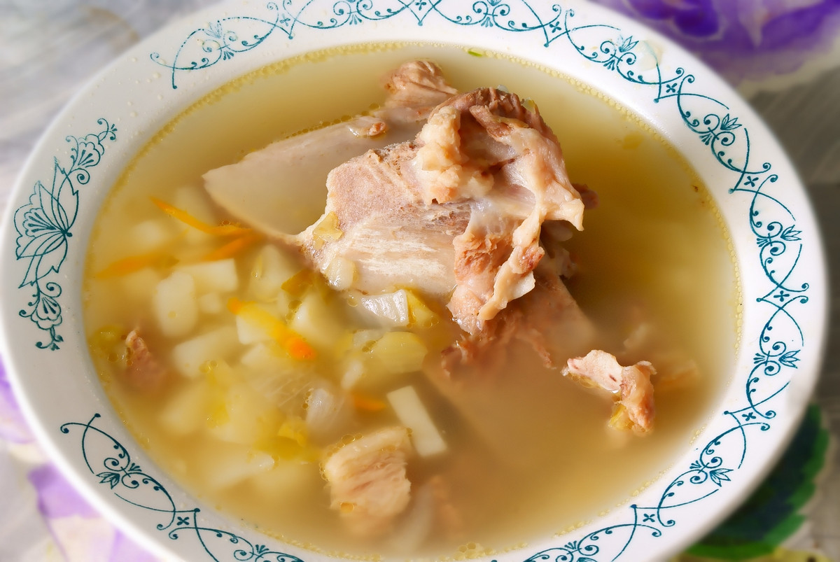 Tuy nước hầm bổ dưỡng nhưng các chuyên gia dinh dưỡng cũng khuyến cáo những người đang giảm cân không nên dùng nhiều nước hầm xương vì chúng giàu năng lượng. Ảnh: Internet.