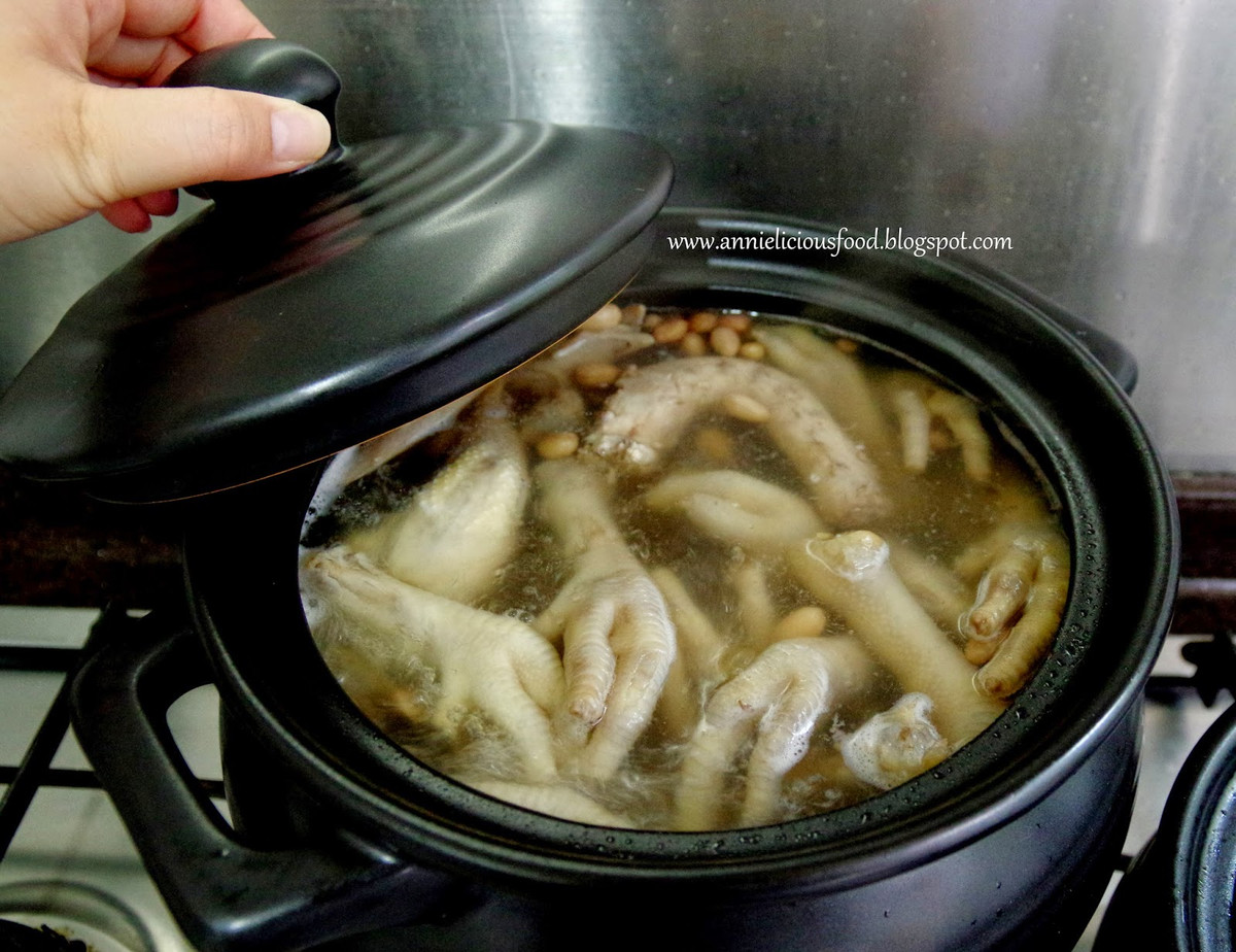 Nấu nước xương chân gà và ớt cũng là món canh giàu dinh dưỡng. Mặc dù có vẻ không hấp dẫn mấy nhưng nước xương chân gà là sản phẩm hoàn hảo để bổ sung collagen, canxi và glucosamine cho cơ thể.