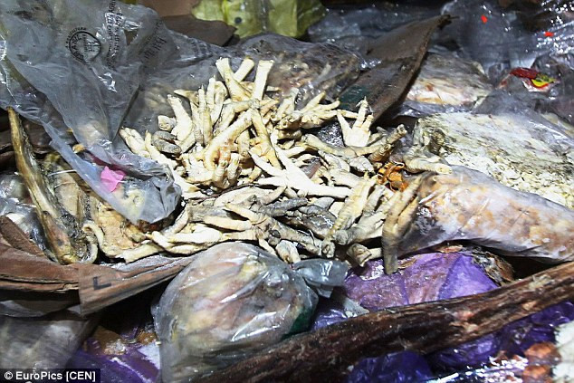 Lô thịt quá hạn hơn 40 năm bị thu giữ. Ảnh: CEN.