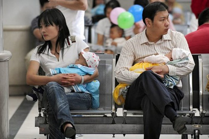 Các ông bố, bà mẹ đưa con đến bệnh viện khám và điều trị ở Bắc Kinh trong thời điểm bê bối sữa nhiễm melamine xảy ra.