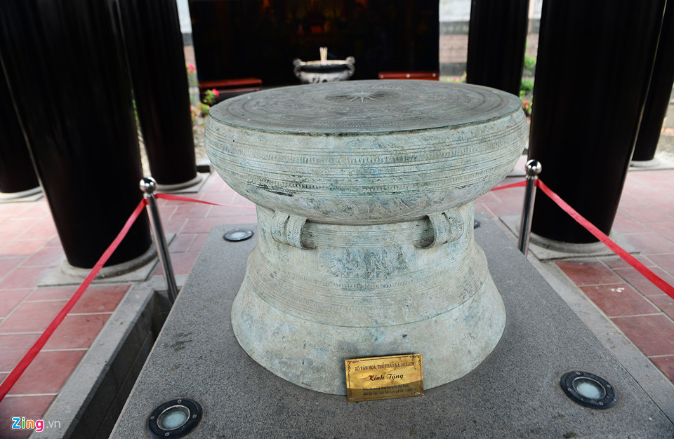 Trong tiểu đình đặt phiên bản trống đồng Hoàng Hạ (Hòa Bình), có niên đại cách ngày nay khoảng 2.000 - 2.500 năm.