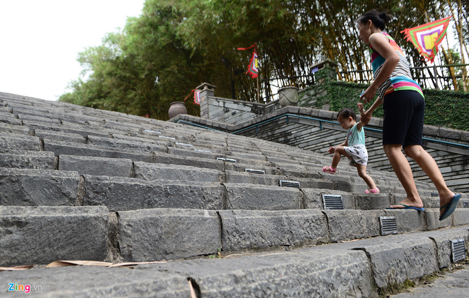 Dẫn lên đền là Đường tre dài 360 m, được xây dựng ôm theo triền dốc của quả đồi. Đường lên nhiều đoạn được thiết kế tổng cộng có 107 bậc thang bằng đá.