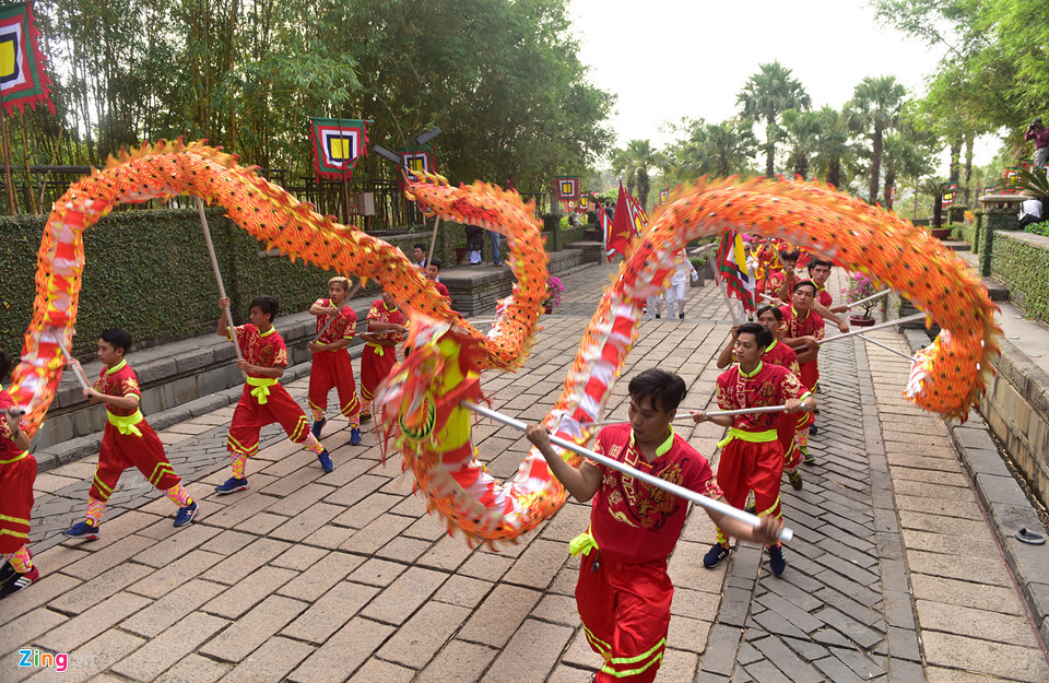 Vào các dịp Giỗ Tổ Hùng Vương hàng năm (10/3 Âm lịch), nhiều lễ, hội di chuyển trên đoạn đường rộng 10 m, được lát bằng đá này.