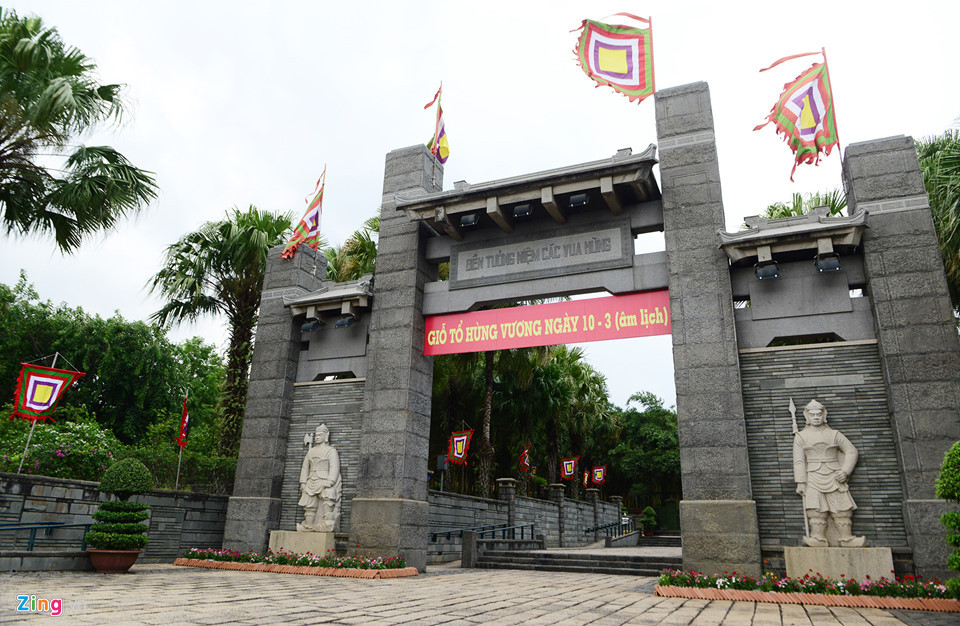 Nghi môn vào Đền tưởng niệm các Vua Hùng làm bằng đá bề thế, cao 8 m, có kiến trúc mang phong cách hiện đại kết hợp truyền thống.