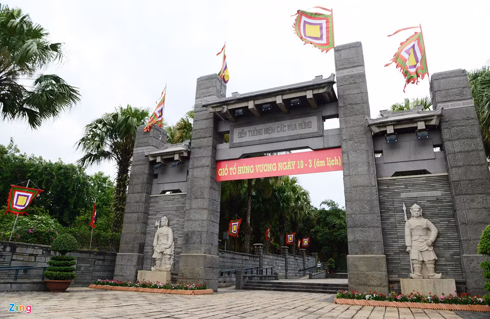 Nghi môn vào Đền tưởng niệm các Vua Hùng làm bằng đá bề thế, cao 8 m, có kiến trúc mang phong cách hiện đại kết hợp truyền thống.