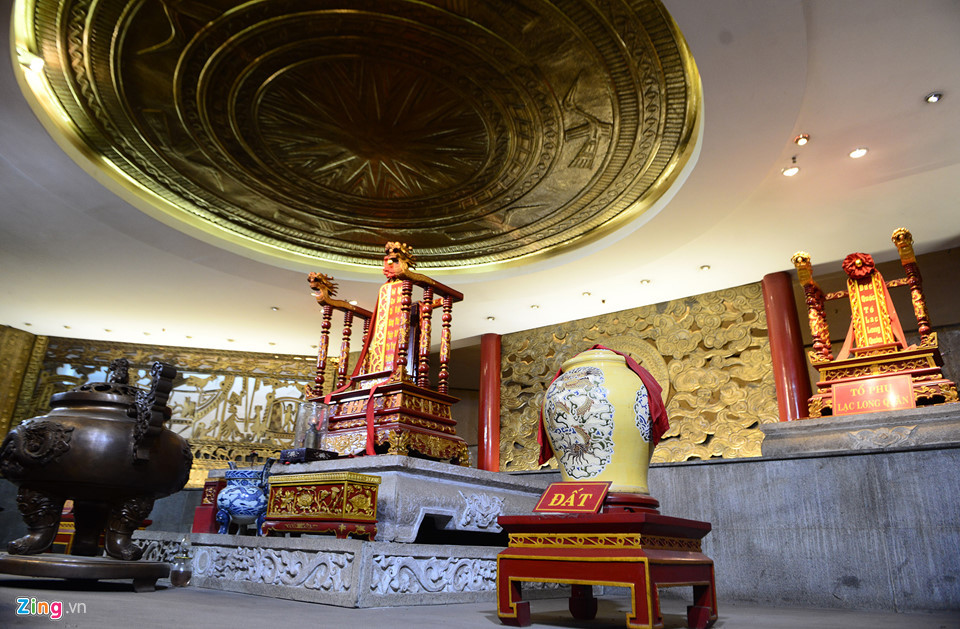 Hai bên ban thờ Quốc tổ Hùng Vương đặt hai bình gốm chứa "Đất" và "Nước" được lấy từ đất Tổ Phú Thọ.