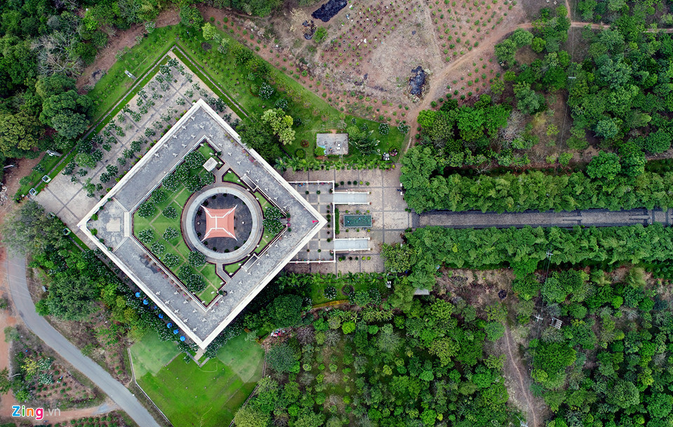 Công trình sử dụng những thành phần công năng kiến trúc khác nhau để hợp thành quần thể không gian tưởng niệm với ngôn ngữ kiến trúc hiện đại, trời đất giao hòa.