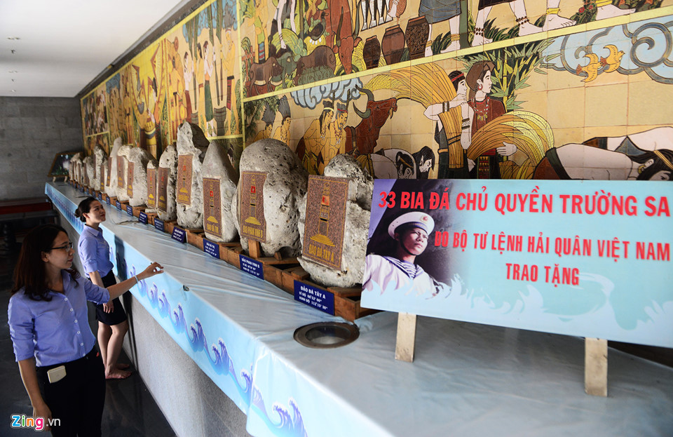 Hai bên đền thờ là dãy hành lang trưng bày bia 33 khối đá chủ quyền quần đảo Trường Sa do Bộ Tư lệnh hải quân trao tặng. Trên mặt tường bên trong đền vẽ các bức tranh mô tả lại cuộc sống của những cư dân trong buổi đầu dựng nước.