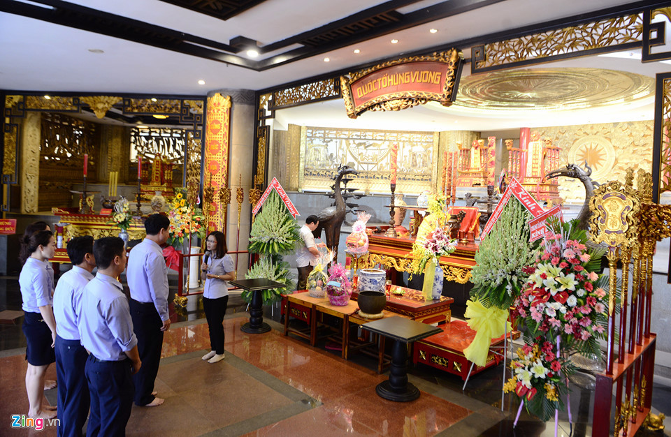 Ban thờ chính của đền là nơi thờ Quốc tổ Hùng Vương, phối thờ với Tổ phụ Lạc Long Quân, Tổ mẫu Âu Cơ, Đất và Nước. Hai bên là 8 gian thờ Lạc Hầu, Lạc Tướng, Lạc Dân, Tản Viên Sơn Thánh, Phù Đổng Thiên Vương, An Dương Vương, Trưng Nữ Vương...