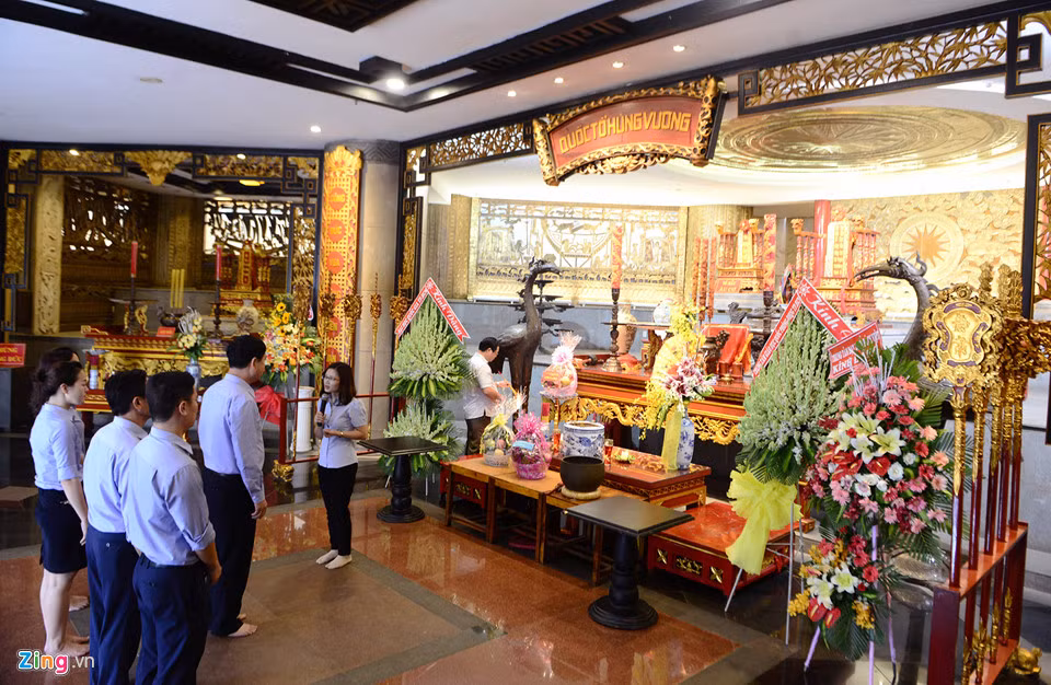 Ban thờ chính của đền là nơi thờ Quốc tổ Hùng Vương, phối thờ với Tổ phụ Lạc Long Quân, Tổ mẫu Âu Cơ, Đất và Nước. Hai bên là 8 gian thờ Lạc Hầu, Lạc Tướng, Lạc Dân, Tản Viên Sơn Thánh, Phù Đổng Thiên Vương, An Dương Vương, Trưng Nữ Vương...