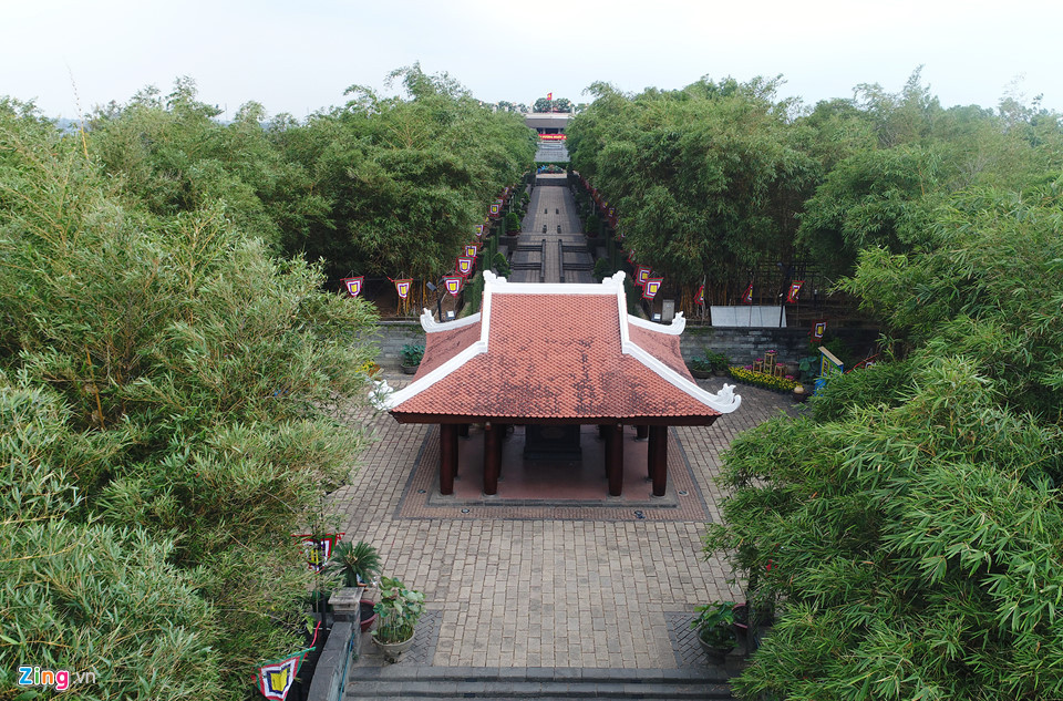 Giữa Đường tre là nhà bia tưởng niệm, bên trong đặt bia đá khắc nội dung tóm tắt về hào khí lịch sử Việt Nam qua các thời kỳ.