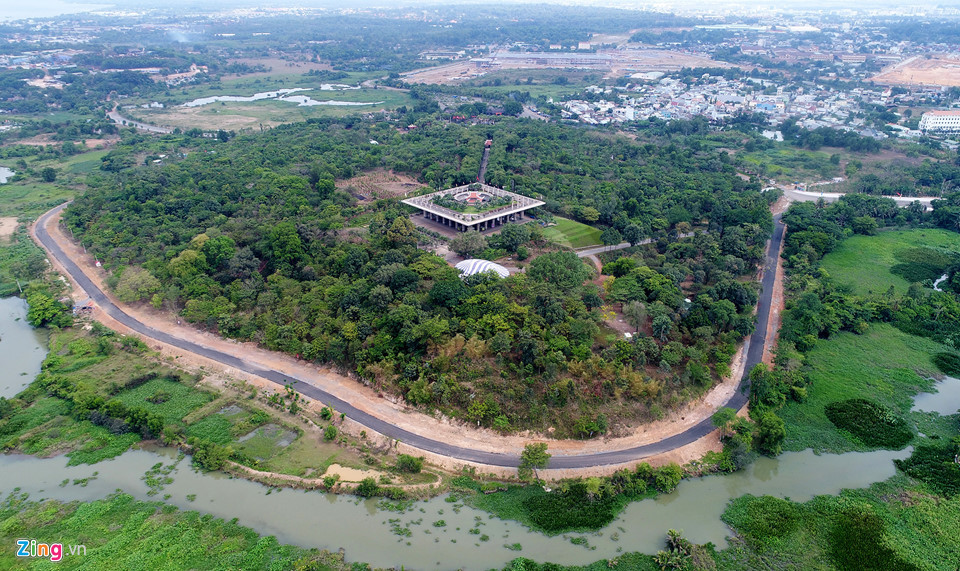 Đền tưởng niệm các Vua Hùng (TP.HCM) là công trình tọa lạc trên một quả đồi cao hơn 20 m, tại Công viên Lịch sử - Văn hoá dân tộc rộng hơn 400 ha, thuộc phường Long Bình, quận 9, TP.HCM.