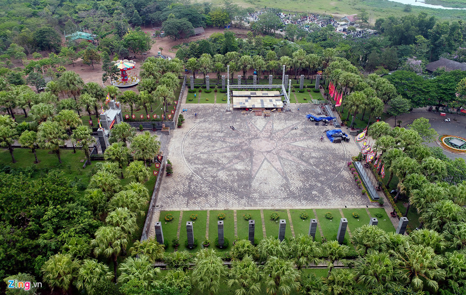 Điểm khởi đầu của công trình là quảng trường rộng 4.000 m2, nền sân có hình mặt trời với những tia sáng tỏa ra xung quanh, theo mô phỏng mặt trống đồng Đông Sơn. Mỗi bên có 9 cột đá cao 6 m tượng trưng cho 18 đời Vua Hùng cùng hàng cọ được lấy giống từ tỉnh Phú Thọ.