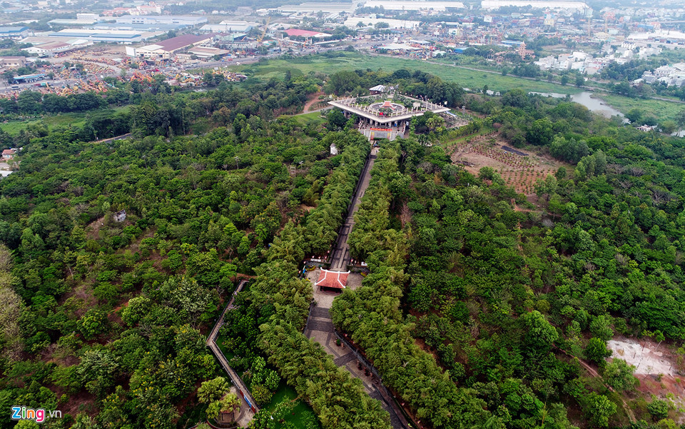  Đền tưởng niệm các Vua Hùng là một quần thể công trình đặc sắc, có giá trị cao về cảnh quan, kiến trúc và ý nghĩa xã hội với 4 phần chính là: Quảng trường, Đường tre, Đền thờ và Sân vọng. Các hạng mục kết nối hợp lý và khéo léo như đưa người tham quan vào một hành trình hành hương hướng về cội nguồn.