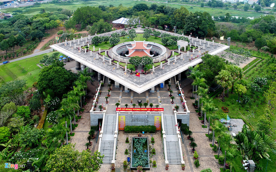 Cuối đường lên là Đền tưởng niệm các Vua Hùng, nằm trên đỉnh đồi. Công trình có mặt bằng hình vuông, xoay góc 45 độ so với trục chính. Phía trước có một khối sảnh nhô ra với hai cầu thang đi lên ở hai phía với sân lễ, sân hội và sân vọng.