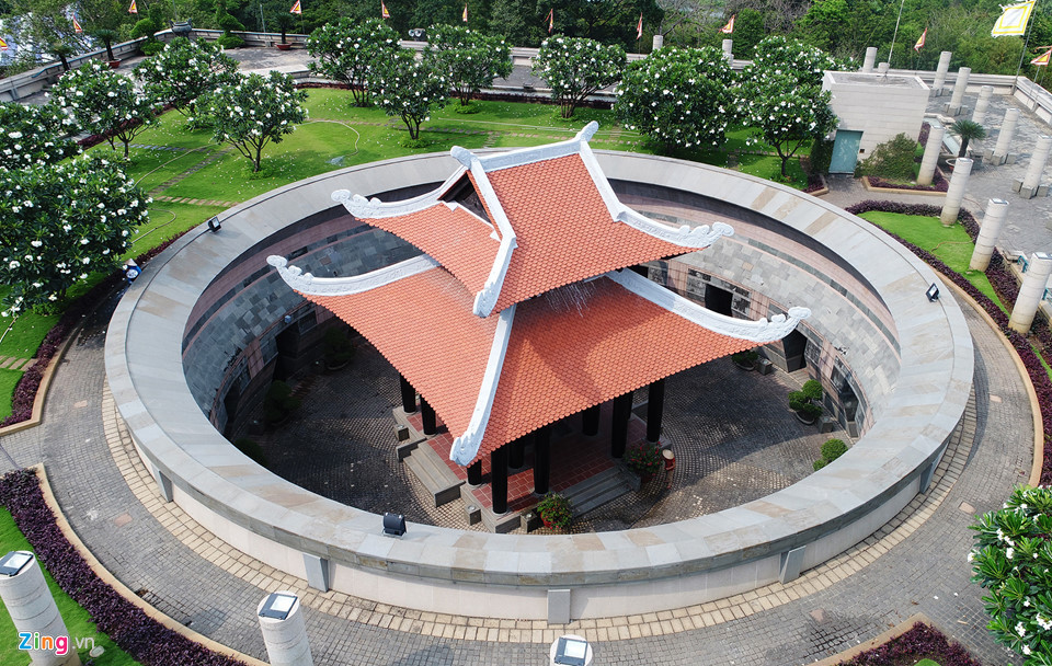 Tầng thượng khu đền là Sân vọng, được bài trí như một khu vườn với 54 cột đá tượng trưng cho 54 dân tộc anh em trên đất nước Việt Nam. Trong đền có một khoảng sân được gọi là “Âm bản trống đồng”, là phần “âm” tròn của khối vuông, tượng trưng cho trời và đất. Giữa sân là một tiểu đình hai lớp mái.