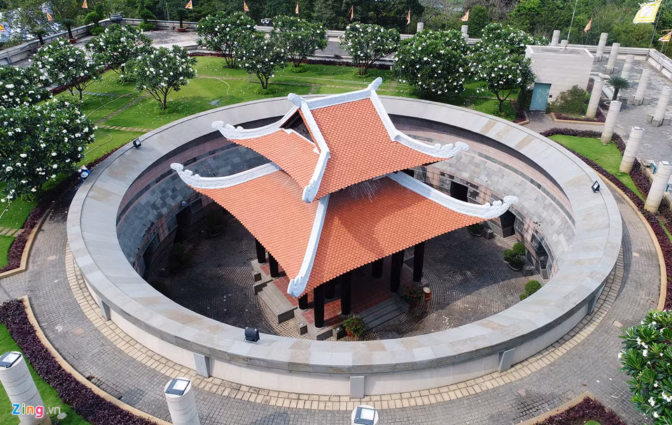 Tầng thượng khu đền là Sân vọng, được bài trí như một khu vườn với 54 cột đá tượng trưng cho 54 dân tộc anh em trên đất nước Việt Nam. Trong đền có một khoảng sân được gọi là “Âm bản trống đồng”, là phần “âm” tròn của khối vuông, tượng trưng cho trời và đất. Giữa sân là một tiểu đình hai lớp mái.