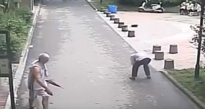 Người đàn ông ôm đầu đau đớn.